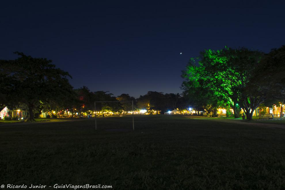 Imagem da noite e todo comércio iluminado em Quadrado